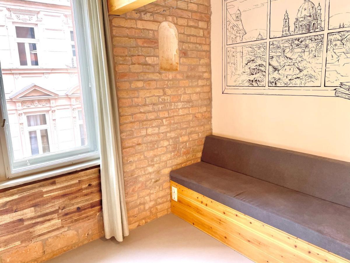 Lavender Circus Hand Drawn Apartament
